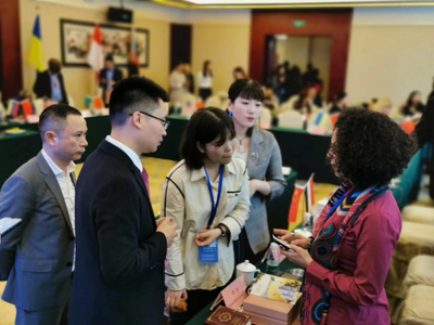 十一個一帶一路國家商務(wù)考察團(tuán)來訪成都咪貝科技公司