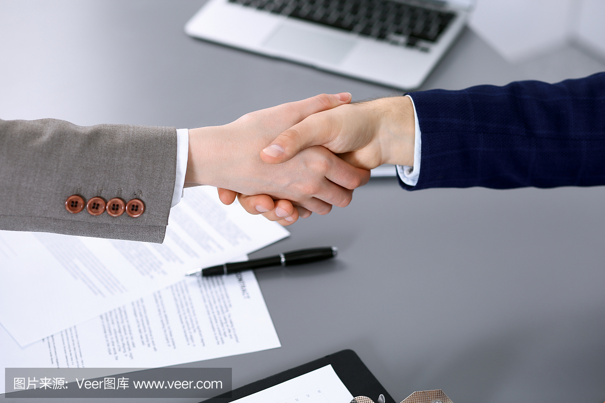 商務人士握手,結束會議。文件簽署,協議和律師咨詢概念